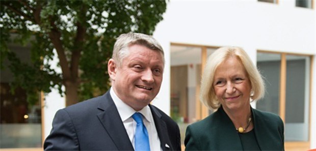 Gröhe und Wanka üben Schulterschluss Bundesgesundheitsminister Hermann Gröhe und Bundesforschungsministerin Johanna Wanka (beide CDU) haben in einer gemeinsamen Erklärung zur Digitalisierung in der Medizin drei wesentliche Punkte formuliert.
