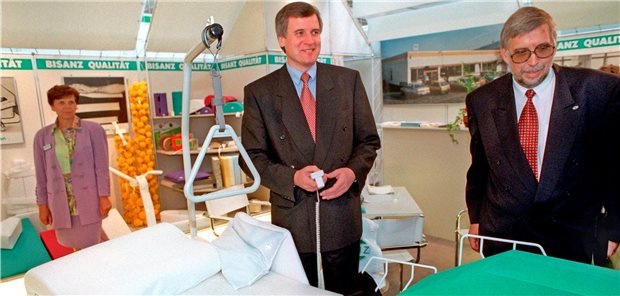 Seehofers Reformen als Gesundheitsminister wirken nach Bundesgesundheitsminister Horst Seehofer 1993 am Krankenbett.