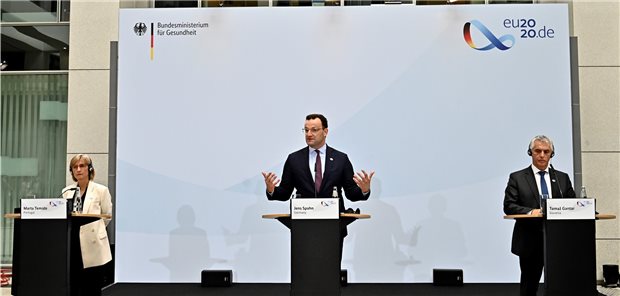„Europa-RKI“ aufs Gleis gesetzt Bundesgesundheitsminister Jens Spahn (CDU, M), und seine Amtskollegen Marta Temido, Gesundheitsministerin von Portugal, und Tomaz Gantar, Gesundheitsminister von Slowenien geben im Anschluss einer Videokonferenz der EU-Gesundheitsminister stellen erste Ergebnisse der Ratspräsidentschaft vor.