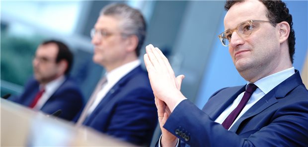 Spahn will Zahl der täglichen Corona-Impfungen auf 280.000 verdoppeln Bundesgesundheitsminister Jens Spahn (CDU), RKI-Präsident Professor Lothar Wieler und Bayerns Gesundheitsminister Klaus Holetschek (CSU), informierten am Freitag in der Bundespressekonferenz über die aktuelle Coronalage.