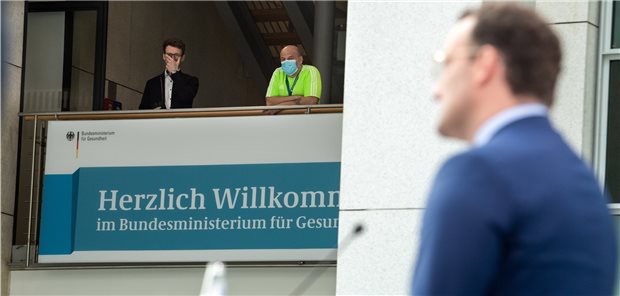 Spahn macht sich für zehn Tage Corona-Quarantäne stark Bundesgesundheitsminister Jens Spahn (CDU), äußert sich bei einer Pressekonferenz nach der Videokonferenz der EU-Gesundheitsminister..