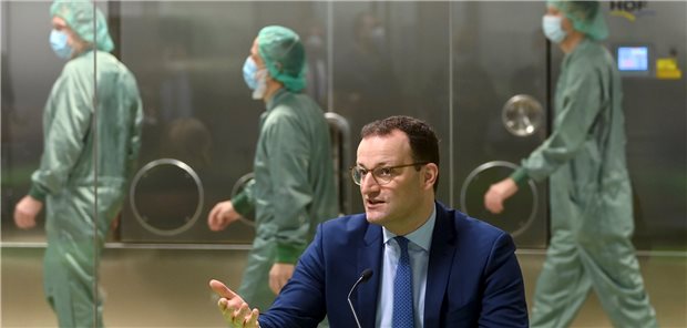 Spahn: Corona-Impfungen schon im Dezember denkbar Bundesgesundheitsminister Jens Spahn (CDU) besuchte am Montag das Werk des Impfstoffherstellers IDT Biologika in Dessau-Roßlau.