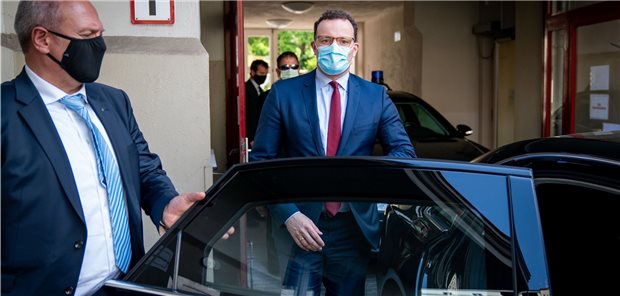 Jens Spahn lockert Vorschriften für Corona-Tests Bundesgesundheitsminister Jens Spahn (CDU) nach dem Besuch einer Berliner Pflegeeinrichtung am Mittwoch. Im Gespräch mit der Heimleitung und Pflegekräften ging es um die Coronakrise und die geplante Ausweitung von Tests.