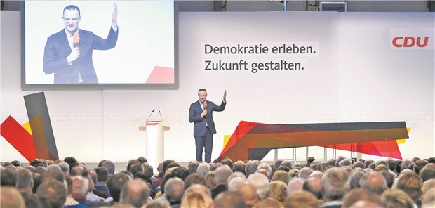 Keine Angst vor der Zukunft! Bundesgesundheitsminister Jens Spahn (CDU) spricht auf der Bühne bei der Regionalkonferenz der CDU. Die drei aussichtsreichsten Bewerber stellen sich bei acht Regionalkonferenzen den CDU-Mitgliedern vor.