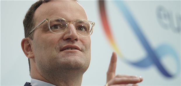 SARS-CoV-2-Testpflicht gilt ab Samstag Bundesgesundheitsminister Jens Spahn (CDU) verkündet die Testpflicht für Reiserückkehrer aus Risikogebieten. Verweigerern droht ein Bußgeld.