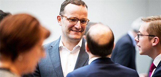 Spahn stellt sich Kritik der Ärzte Bundesgesundheitsminister Jens Spahn (M.) will sich den Ärzten stellen - auf einer Infoveranstaltung der KBV-Vertreterversammlung.