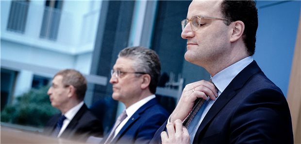 Spahn gesteht Schwierigkeiten bei Impfkampagne ein Bundesgesundheitsminister Jens Spahn, RKI-Präsident Professor Lothar Wieler und der Präsident des Paul-Ehrlich-Instituts Professor Klaus Cichutek, informierten am Freitag in Berlin über die aktuelle Pandemielage. (v.l.n.r.)