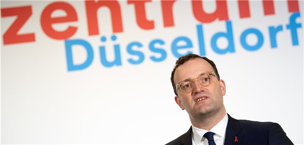 Spahn geht von bis zu acht Millionen Corona-Impfdosen aus Bundesgesundheitsminister Jens Spahn am Dienstag beim Besuch des Impfzentrums in Düsseldorf.