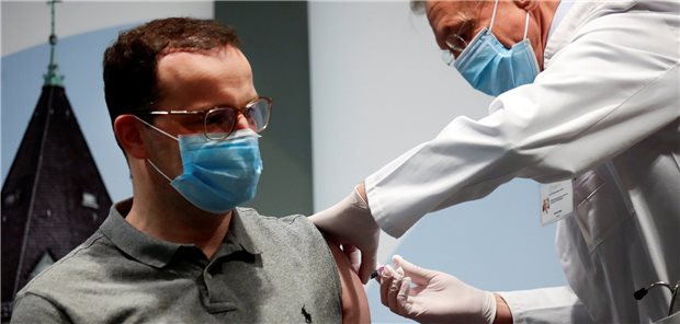 Gesundheitsminister: Sind auf Grippe gut vorbereitet Bundesgesundheitsminister Spahn erhält vom Arzt Harald Bias in der Charité eine Grippeimpfung. Er sieht Deutschland auf Grippe vorbereitet.