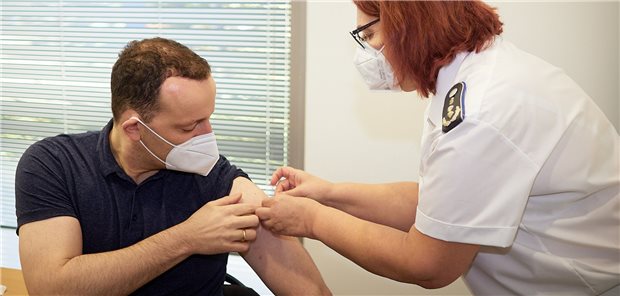 Spahn rät zu Corona-Auffrischungsimpfungen Bundesgesundheitsminister Jens Spahn hat am Donnerstag eine Auffrischungsimpfung im Bundeswehrkrankenhaus in Berlin erhalten.