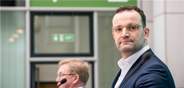 Pflegekräfte werden von Bürokratie entlastet Bundesgesundheitsminister Jens Spahn, hier in der Pressekonferenz mit Staatssekretär Andreas Westerfellhaus, kündigt an, dass Personalschlüssel in der Pflege bis auf weiteres ausgesetzt werden.