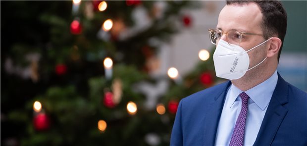 Spahn lässt 400 Millionen FFP-2-Masken an Risikogruppen verteilen Bundesgesundheitsminister Jens Spahn, hier mit FFP-2-Maske, stellte am Mittwoch die neue Rechtsverordnung zur Versorgung von Risikogruppen mit diesen Masken vor.