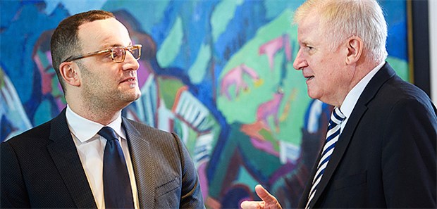 Spahn sieht Vertrauen in Staat verloren Bundesgesundheitsminister Jens Spahn (l.) äußert sich zu Themen, die in das Aufgabengebiet von Innenminister Horst Seehofer fallen.