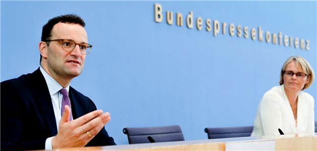 Spahn: Corona-Impfung für Ärzte und Pflege wohl zuerst Bundesgesundheitsminister Jens Spahn (l), und Wissenschafts- und Bildungsministerin Anja Karliczek sehen die drei deutschen Projekte zur Erforschung eines Corona-Impfstoffes auf einem guten Weg.