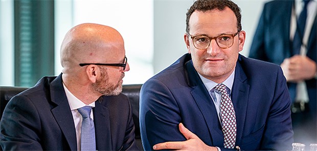 Bundesgesundheitsminister Jens Spahn (r ) bei der Sitzung des Bundeskabinetts neben Peter Tauber, Staatssekretär im Verteidigungsministerium.