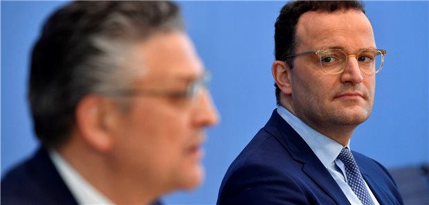 Spahns neue Strategie in der Coronavirus-Pandemie Bundesgesundheitsminister Jens Spahn (r.) kündigte finanzielle Begleitung für diejenigen an, die in Deutschland an Impfstoffen gegen COVID-19 forschen. RKI-Präsident Professor Lothar H. Wieler mahnte weiterhin zur maximalen Aufmerksamkeit.