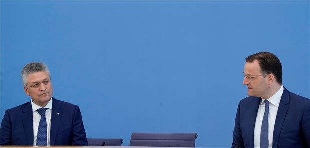 Spahn: Corona-Inzidenz verliert an Aussagekraft Bundesgesundheitsminister Jens Spahn (r.) und RKI-Chef Prof. Lothar H. Wieler (Archivbild aus einer Pressekonferenz im Juni): Der Minister teilt derzeit nicht die Meinung Wielers, dass die Inzidenz weiterhin der früheste Pandemie-Indikator ist.