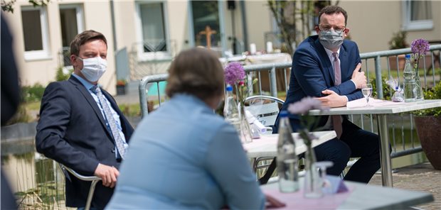 Spahn: Deutsches Gesundheitswesen hat Bewährungsprobe bestanden Bundesgesundheitsminister Jens Spahn (r.) und der saarländische Ministerpräsident Tobias Hans (beide CDU) besuchten am Freitag das Alten- und Pflegezentrum Annaheim in Neunkirchen.