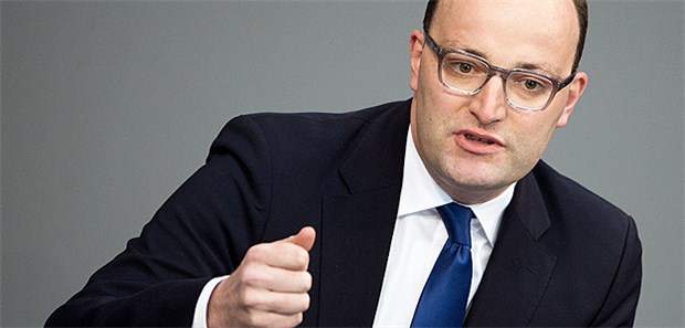 Runter mit den Zusatzbeiträgen! Bundesgesundheitsminister Jens Spahn sieht viel Luft bei den Krankenkassen für Beitragssenkungen.