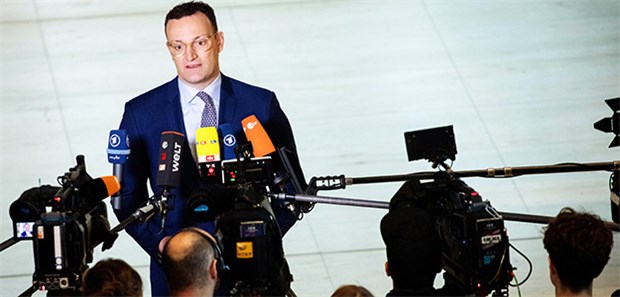 Koalition ist erfreut – Ärzteschaft verärgert Bundesgesundheitsminister Jens Spahn spricht am Rande der Sitzung des Bundestages über sein angestoßenes Termineservice- und Versorgungsgesetzt, dass zu einer Verbesserung der gesundheitlichen Versorgung beitragen soll.
