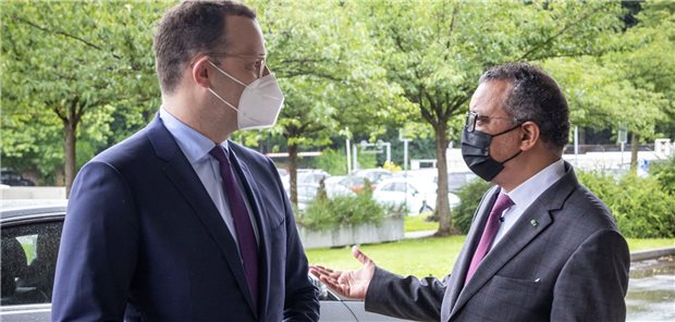 Deutschland setzt auf mehr Tempo bei weltweiten COVID-Impfungen Bundesgesundheitsminister Jens Spahn trifft in Genf WHO-Generaldirektor Tedros Adhanom Ghebreyesus.