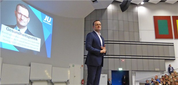 "Jesus hat Wasser zu Wein gemacht und nicht Gras zum Schwarzen Afghanen" Bundesgesundheitsminister Jens Spahn verrät Studierenden, dass er gerne 105 Jahre alt werden möchte.