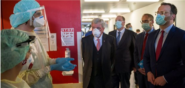 Spahn will „vorsichtige Schritte“ in die Normalität Bundesgesundheitsminister Jens Spahn (von rechts), Landessozialminister Kai Klose, Kanzleramtschef Helge Braun und Ministerpräsident Volker Bouffier sprechen im Uniklinikum Gießen und Marburg vor der Intensivstation mit Krankenschwester Lena Müller (links) und Stationsarzt Björn Kemmering.