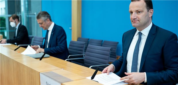 Spahn rät: Impf-Intervalle wegen Delta-Variante nicht verkürzen Bundesgesundheitsminister Jens Spahn (v.r.), RKI-Präsident Professor Lothar H. Wieler und Leif Erik Sander, Leiter der Forschungsgruppe für Infektionsimmunologie und Impfstoff-Forschung der Berliner Charite, äußerten sich in der Bundespressekonferenz zum Thema „Impfen“ vor dem Hintergrund der sich ausbreitenden Delta-Variante des Coronavirus.