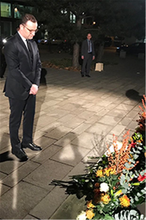In Erinnerung an verfolgte jüdische Ärzte im NS-Regime Bundesgesundheitsminister Jens Spahn war auch anwesend bei der Einweihung.