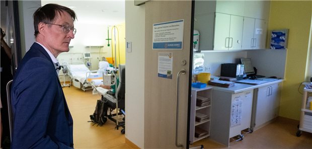 Lauterbach: Chemnitzer Gesundheitsregion „vorbildlich für ganz Deutschland“ Bundesgesundheitsminister Karl Lauterbach (SPD) besucht eine Station am Klinikum Chemnitz. An dem Klinikstandort standen auch Gespräche mit Vertretern der Initiative Gesundheitsregion Südwestsachsen auf dem Programm.