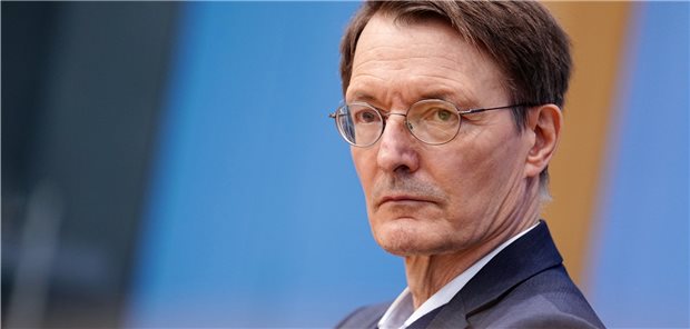 Bund und Länder beraten erneut über Corona-Lage Bundesgesundheitsminister Karl Lauterbach (SPD) forderte vor dem Treffen der Gesundheitsminister der Länder, zur Erfüllung der geplanten Impfpflicht müssten drei Corona-Impfungen vorgeschrieben werden.