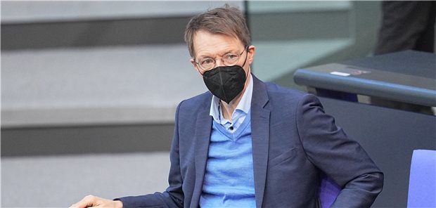 Lauterbach verlängert Rettungsschirm für Kliniken Bundesgesundheitsminister Karl Lauterbach (SPD) kündigt Verlängerung der Versorgungspauschale an.
