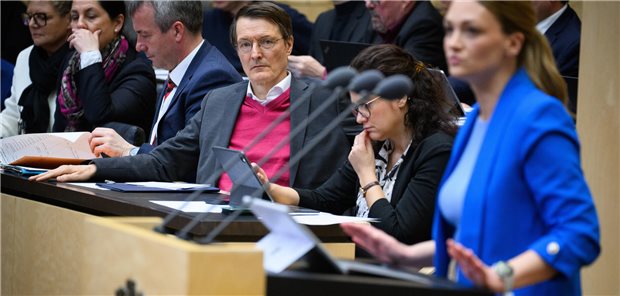 Bundesgesundheitsminister Karl Lauterbach (SPD) verfolgt am Freitag im Bundesrat die Rede der bayerischen Gesundheitsministerin Judith Gerlach (CSU)zum Krankenhaus-Transparenzgesetz.