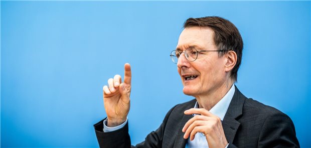 Bundesgesundheitsminister Karl Lauterbach betonte: Es gehe nicht um die Stärkung einzelner „Lobbygruppen wie der Kassenärztlichen Vereinigungen oder ähnlichen“.
