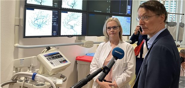 Bundesgesundheitsminister Karl Lauterbach im Gespräch mit Susanne Hengst, Chefärztin der Radiologie am Werner-Forßmann-Klinikum in Eberswalde.