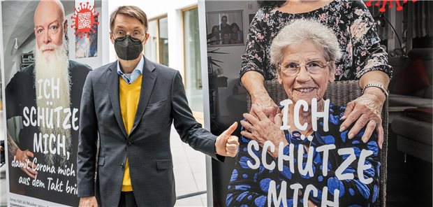 Bundesgesundheitsminister Karl Lauterbach im Oktober 2022  mit einem Motiv aus der Impfkampagne „Ich schütze mich“.