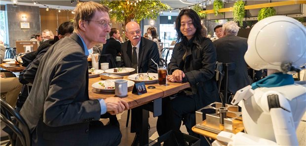 Bundesgesundheitsminister Karl Lauterbach plauscht in einem inklusiven Café in Tokio mit dem Avatar eines kranken oder einsamen Menschen.