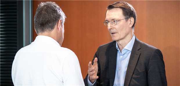 Kabinett macht Weg für Lauterbachs Hausärzte-Gesetz frei Bundesgesundheitsminister Karl Lauterbach (r.) bei der Kabinettssitzung am Mittwoch in Berlin.