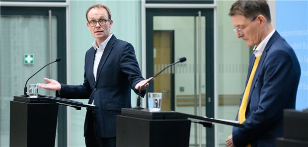 Bundesgesundheitsminister Karl Lauterbach (r.) hört sich die Empfehlungen von Tom Bschor, Leiter der „Regierungskommission für eine moderne und bedarfsgerechte Krankenhausversorgung" an.
