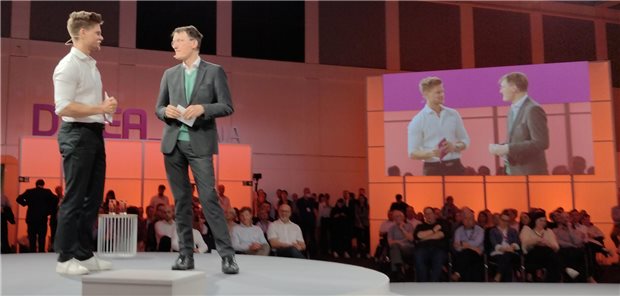 Bundesgesundheitsminister Karl Lauterbach (r.) stellt sich bei der Eröffnung der Health-IT-Messe DMEA in Berlin am Dienstag Fragen des Publikums.