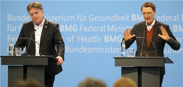 Bundesgesundheitsminister Karl Lauterbach (rechts) und Manfred Lucha, Gesundheitsminister von Baden-Württemberg, auf der Pressekonferenz nach dem dritten von sechs vereinbarten Treffen der Bund-Länder-Arbeitsgruppe zur Krankenhausreform.