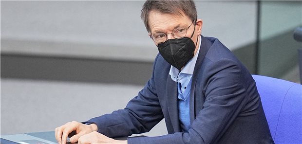 Bundesgesundheitsminister Karl Lauterbach stimmt die Versicherten in der GKV auf Beitragserhöhungen ein. 