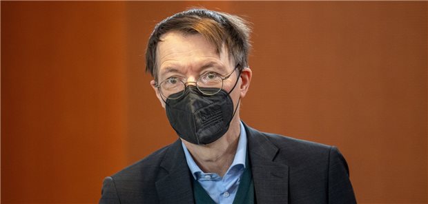 Lauterbach rät zu freiwilligem Maskentragen in Verkehrsmitteln Bundesgesundheitsminister Karl Lauterbach will in Zügen und Bussen weiterhin Maske tragen und empfiehlt dies auch anderen.