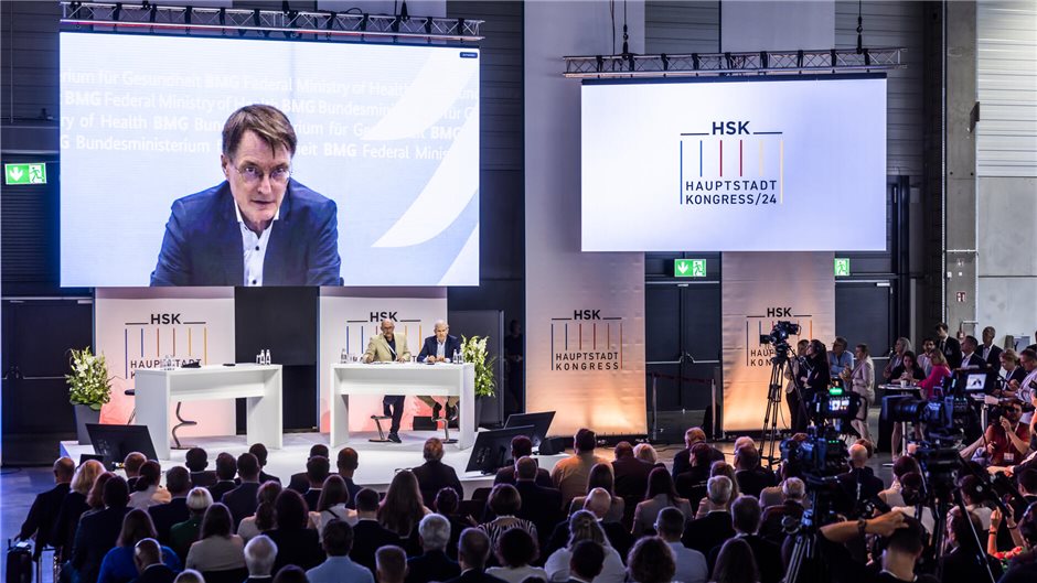 Bundesgesundheitsminister Karl Lauterbach, zugeschaltet im Hauptstadtforum, arbe...