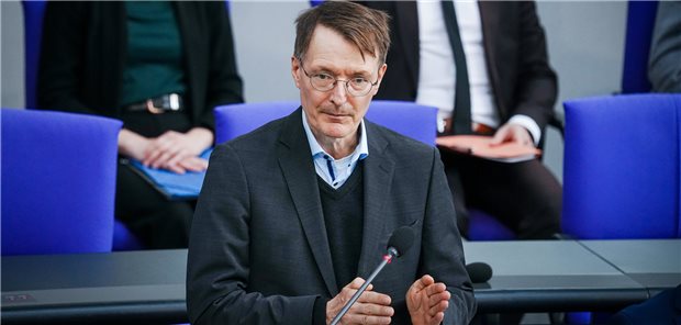 Lauterbach will Kliniken mit Doppel-Wumms über den Winter retten Bundesgesundheitsminister Lauterbach (SPD) hat sich im Bundestag den Fragen der Abgeordneten gestellt.