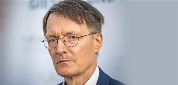 Lauterbach: Versicherte nicht für höhere Ärzte-Einkommen belasten Bundesgesundheitsminister Lauterbach lehnt weitere Belastungen der Versicherten zugunsten höherer Ärzte-Einkommen für nicht vertretbar. Mit seinen Aussagen zu den Einkommen zog er seit Montag Kritik auf sich.