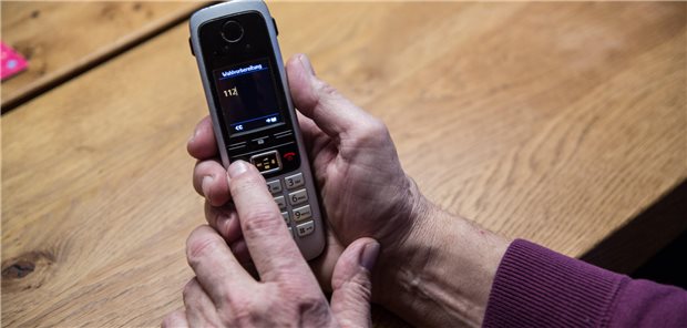 Bundesgesundheitsminister Lauterbach plant, eine Akutleitstelle einzurichten. Dabei sollen auch die Notrufnummern 116 117 und 112 vernetzt werden.