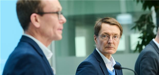 Kommission zur Krankenhausreform: Lauterbach setzt vorerst voll auf Wissenschaft Bundesgesundheitsminister Professor Karl Lauterbach stellte am Montag den Koordinator der Regierungskommission Krankenhausversorgung Professor Tom Bschor (l.) vor.