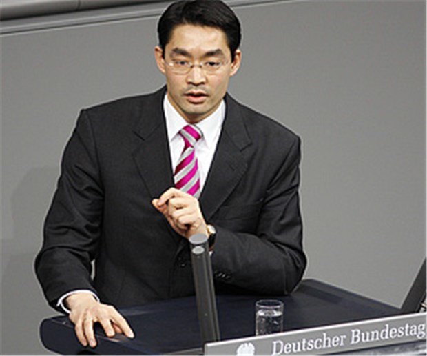 Rösler hält trotz Kritik an Pauschale fest Bundesgesundheitsminister Rösler bei einer Debatte im deutschen Bundestag. © Metodi Popow / imago