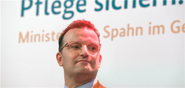Spahn will langfristig Pflegebedürftige finanziell entlasten Bundesgesundheitsminister Spahn bei einer Podiumsdiskussion über die Reform der Pflegeversicherung.